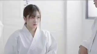 漂亮美女上来先69，被插就开始淫叫不止干到喊着受不了了。